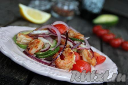 Яркий, легкий, вкусный салат с креветками, пекинской капустой и помидорами сразу подать к столу.