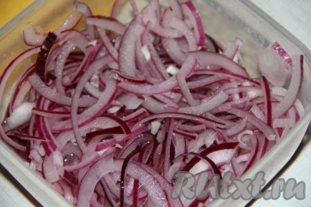 Замариновать лук в уксусе с сахаром и водой и оставить на 15 минут.