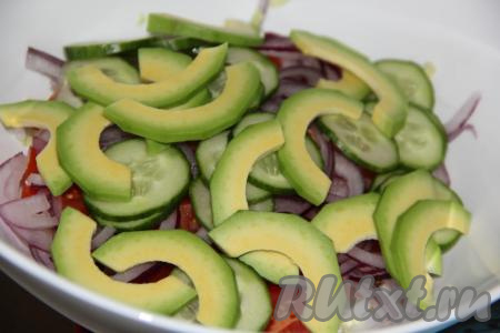 Авокадо очистить, нарезать тонкими полукольцами и тоже добавить в салат.