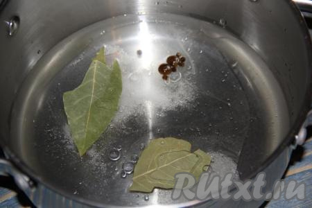 Теперь приготовим маринад для вешенок, для этого в кастрюлю нужно влить 200 мл воды, всыпать 2 чайные ложки&nbsp;соли&nbsp;и 1 чайную ложку&nbsp;сахара,&nbsp;50 мл растительного&nbsp;масла,&nbsp;5 лавровых листочков, 5 горошин черного&nbsp; перца и 2 горошины душистого перца.