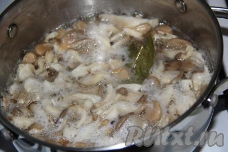 Варить вешенки в маринаде 10 минут с момента закипания на среднем огне.