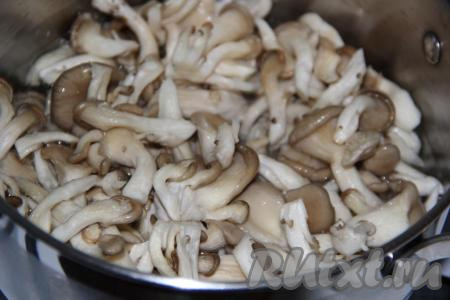 Выложить вешенки в кипящий маринад.