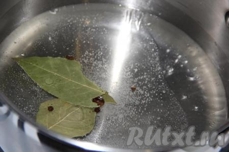 Довести маринад до кипения, влить 50 мл&nbsp;уксуса (9%) и перемешать.