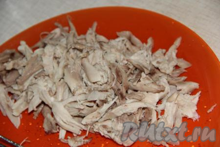 Куриные окорочка промыть под проточной водой, выложить в кастрюлю, залить 3 литрами воды, поставить на огонь. Когда вода закипит, уменьшив огонь до минимума, сварить куриное мясо до готовности (в течение 35-40 минут), затем достать окорочка и отделить мясо от костей.