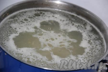 В кипящий бульон опустить картофель и мясо. Варить суп 5 минут с момента закипания на небольшом огне.