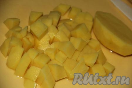 Картофель очистить и нарезать на кубики.