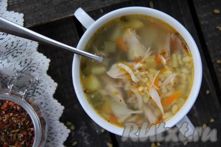 Вкусное, сытное первое блюдо в горячем виде подать к столу. Попробуйте приготовить рассольник с булгуром и солеными огурцами, уверена, вам понравится этот несложный рецепт. Конечно, он отличается от классического варианта, но такой рассольник получается не менее&nbsp;вкусным.