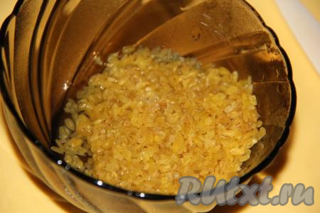 Булгур промыть и добавить в суп, варить 5 минут.