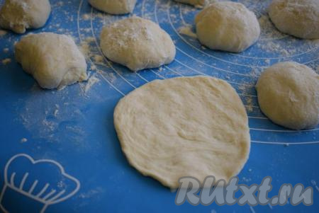 На столе, присыпанном мукой, раскатываем кусочки теста в лепешки.