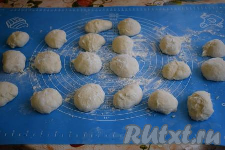 Разделим тесто на, примерно, равные кусочки (у меня вышло 22 кусочка) и обваляем их в муке.