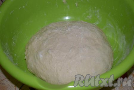По консистенции тесто будет легким, не очень плотным, но к рукам липнуть не будет. Оставляем наше тесто для подъема в теплом месте без сквозняков, накрыв полотенцем, на 1,5-2 часа. За время подъема пару раз обминаем&nbsp;тесто.