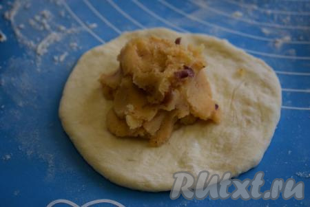 На середину каждой лепешки выкладываем по 1 столовой ложке&nbsp;с горкой начинки.