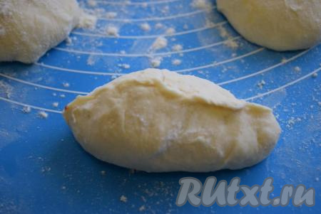 Далее защипываем края каждой лепешки, формируя пирожки.