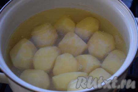 Пока подходит тесто, приготовим картофельно-луковую начинку для наших пирожков. Для этого отварим очищенный картофель в подсоленной воде до готовности (в течение минут 25).