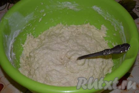 Тесто постепенно начнёт собираться в ком. Продолжаем вымешивать тесто уже руками, слегка подпыляя его мукой, чтобы оно не липло к рукам. Месим тесто не менее 8 минут. За это время клейковина раскроется и тесто перестанет липнуть к рукам.&nbsp;