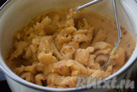 Когда картошка сварится, сливаем воду. Толкушкой разминаем картофель в пюре, добавляем пряную и ароматную луковую зажарку, снова разминаем до однородности. Наша начинка из картофеля и лука готова, остается только ее охладить.