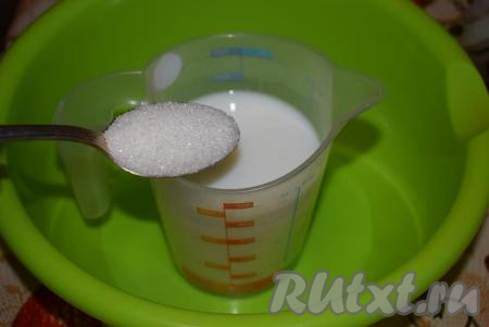 В мерный стакан нальём воду и молоко, подогреем смесь в микроволновке до теплого состояния. В смесь молока и воды кладем сахар, соль и тщательно перемешиваем.