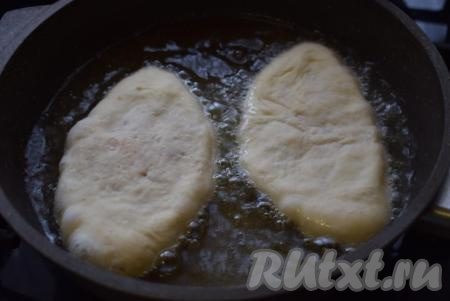 На сковороде разогреваем достаточно большое количество растительного масла и выкладываем пирожки швом вниз. Жарим их с обеих сторон до румяной корочки.