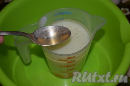 Когда сахар с солью растворятся, добавляем растительное масло, перемешиваем жидкую смесь.