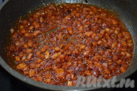 Луковая зажарка с ароматными специями готова. Пусть вас не пугает, что она получается жидкой, это мы делаем специально. Когда картофель будет готов, мы сольем с него всю жидкость и добавим жидкую зажарку, она придаст мягкости начинке, но в тоже время начинка не будет влажной, как если бы мы разводили картофель водой или молоком.