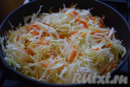 К обжаренным овощам выкладываем капусту и перемешиваем.