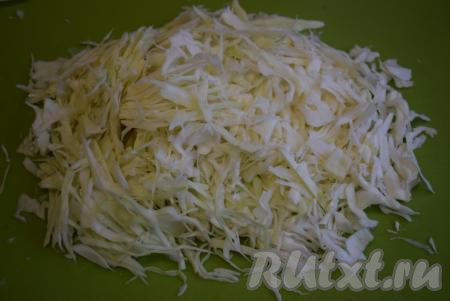 Капусту шинкуем тонко.&nbsp;
