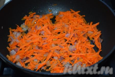 В сковороде разогреваем растительное масло, выкладываем лук и морковь, обжариваем овощи на медленном огне до мягкости (примерно, 7-8 минут), иногда помешивая.
