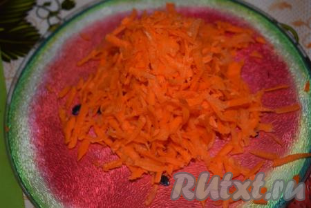 Морковь очищаем и натираем на крупной терке.