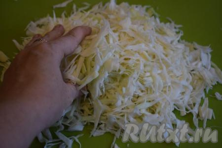 Пока обжариваем морковку с луком, подготовим капусту. Для этого посолим ее и слегка пожмем руками, для того чтобы капуста пустила сок.