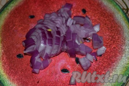 Лук очищаем и нарезаем на мелкие кубики.