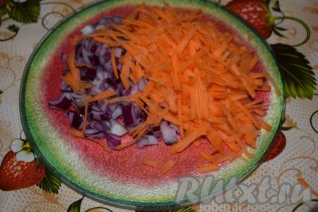 Пока варится картофель, нарежем очищенный лук на мелкие кубики, а очищенную  морковь натрем на крупной терке.