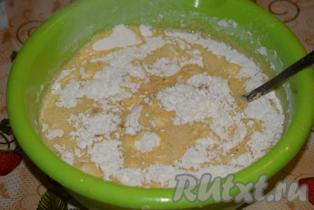 В мучную смесь выливаем жидкую смесь и замешиваем тесто при помощи ложки.