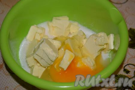 К маслу с сахаром добавляем яйца.