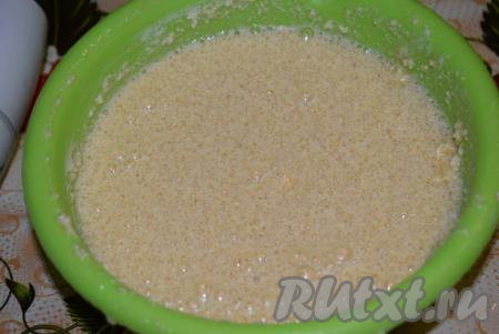 Когда ингредиенты смешаются, добавляем вареную сгущенку, взбиваем еще раз до однородности, смесь получится жидкой.