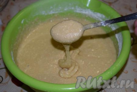 Тесто получится достаточно жидким, похожим на сметану средней густоты.