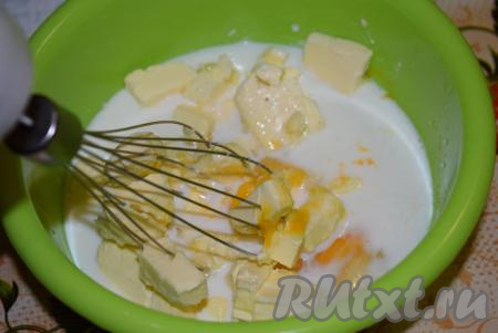 Вливаем молоко и приступаем к смешиванию нашей массы до однородности при помощи миксера.