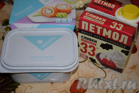 Приготовим крем-чиз для украшения кексов. Для этого сливки, сливочный сыр и вареная сгущенка должны быть очень хорошо охлаждены.