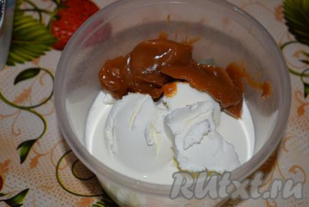 В стакан для взбивания выливаем сливки, добавляем сливочный сыр и кладем вареную сгущенку.