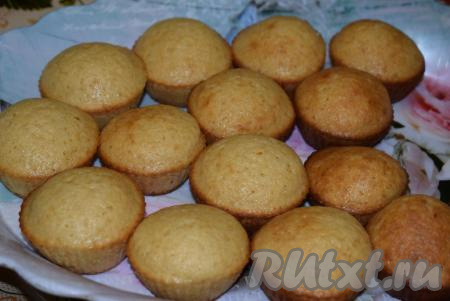 Вынимаем кексы из силиконовых формочек и даём им полностью остыть.