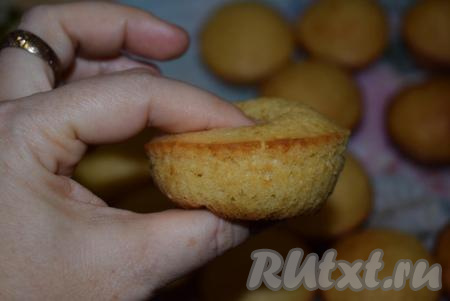 Остывшие кексы получаются невероятно нежными и мягкими. При нажатии на них пальцами они прекрасно восстанавливают свою форму.