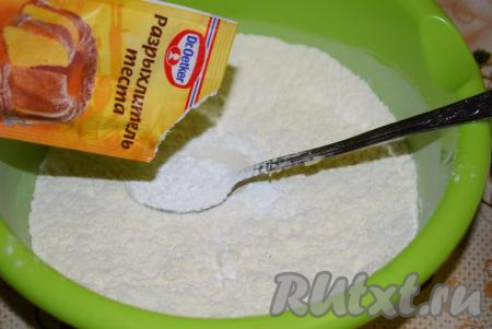 В другую глубокую миску насыпаем муку и смешиваем ее с разрыхлителем и солью.