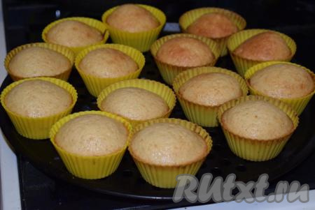 Проверяем готовность кексов деревянной лучинкой, прокалывая ею кексы. Лучинка должна выходить сухой, без следов теста - это говорит о том, что наша выпечка готова.