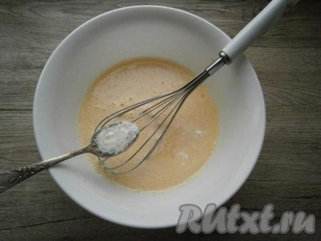 Перемешать получившуюся массу венчиком, всыпать гашеную лимонным соком соду.