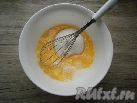 Венчиком хорошенько взбить яйца, затем всыпать сахар и ванильный сахар, влить молоко комнатной температуры.