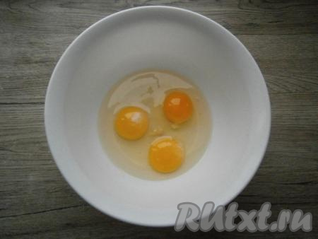 К яйцам добавить щепотку соли.