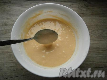 Замесить венчиком тесто, похожее на жидкую сметану.