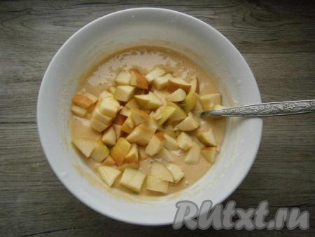 Из трех яблок удалить сердцевину, нарезать яблочки средними кубиками, добавить их в тесто.