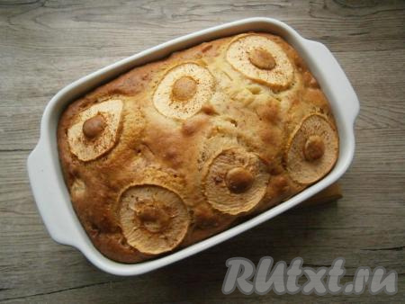 Выпекать пирог в разогретой до 180 градусов духовке около 40 минут. Готовность проверьте деревянной шпажкой (или зубочисткой) - на шпажке не должно остаться следов теста при прокалывании готовой выпечки.