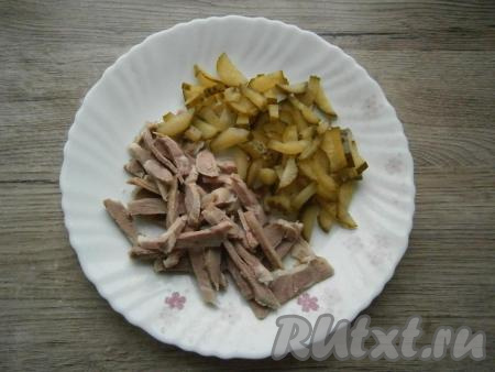 Мясо и соленые огурцы нарезать брусочками.