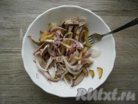 Соединить мясо и огурцы с маринованным луком, хорошо перемешать.